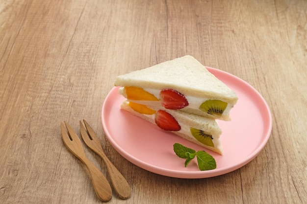 Fruit Sando o sandwich di frutta giapponese con fragola, mango e kiwi