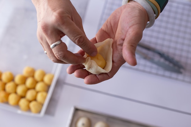 Frullare l'impasto a mano per preparare i dessert