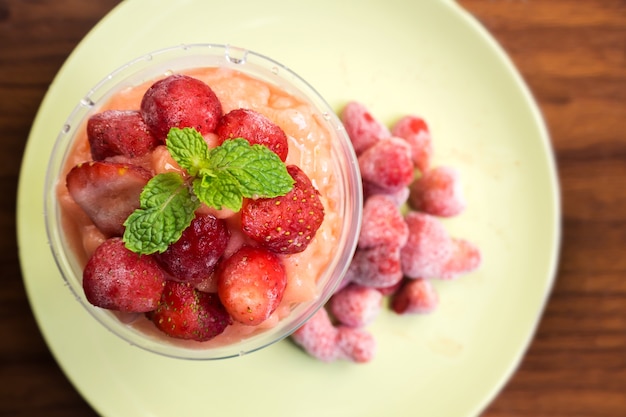 Frullati alla fragola in tazza di plastica. Bevanda salutare di ristoro