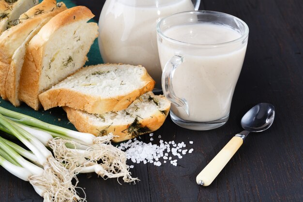 Frullati di avena freschi gustosi in bicchieri