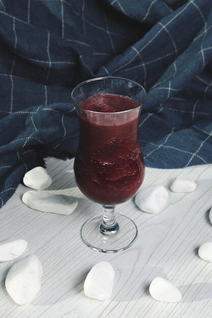 Frullati di frutta colorati estivi o surgelati Concetto di bevanda disintossicante salutare