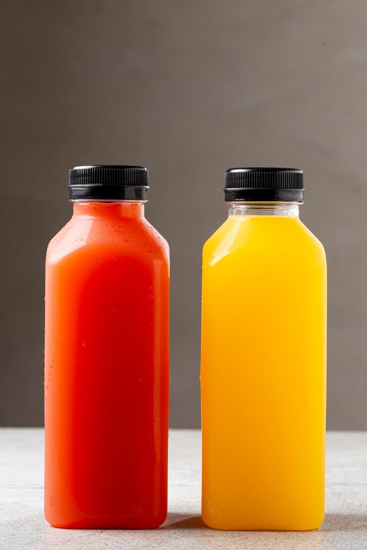 Frullati di frutta sani in bottiglie di plastica