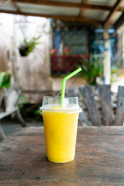 Frullati di mango in bicchiere da asporto