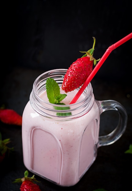 Frullati di yogurt e fragole in un barattolo