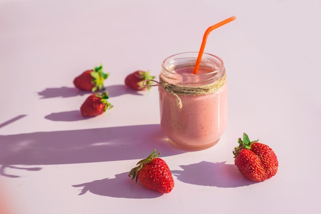 Frullati dolci di fragole su sfondo bianco