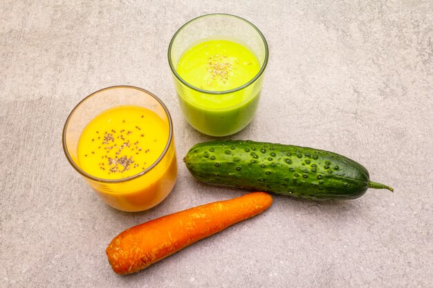 Frullati organici di cetriolo e carota con semi di sesamo e chia