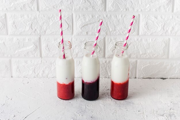 Frullati rinfrescanti alla fragola e ai mirtilli. Movimento in una cornice.