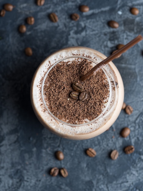 Frullato al cioccolato con caffè, cacao e latte cosparso di gocce di cioccolato