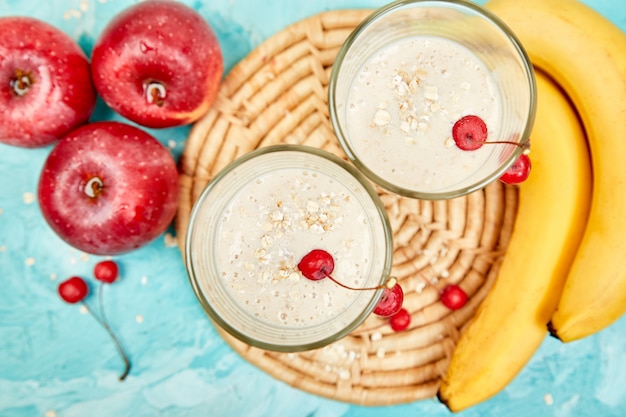 Frullato con avena o farina d'avena, banana e mele rosse