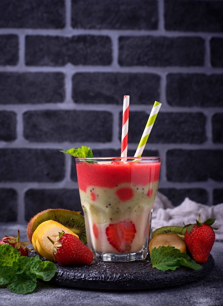 Frullato con fragola, banana e kiwi