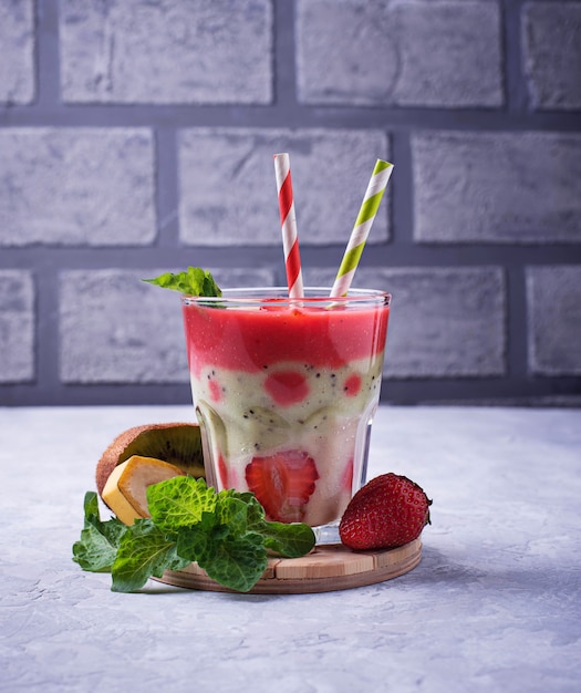 Frullato con fragola, banana e kiwi