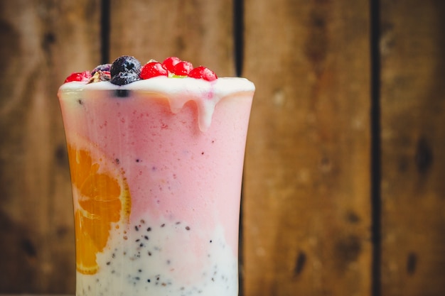 frullato con frutti di bosco, yogurt e semi di chia