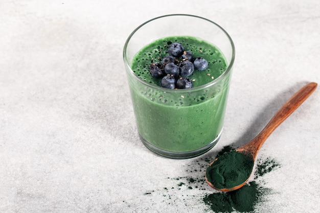 frullato con spirulina e banana in un bicchiere