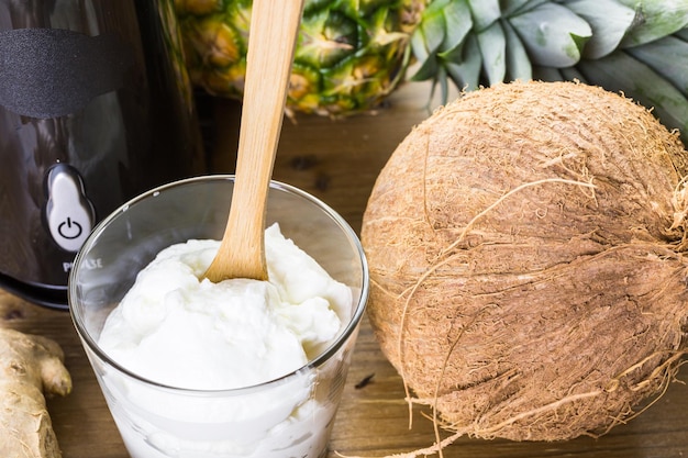 Frullato di ananas allo zenzero appena fatto con yogurt greco e succo.