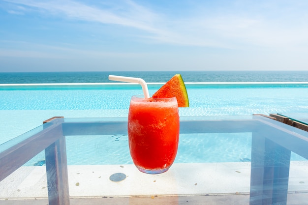 frullato di anguria con piscina e spiaggia del mare