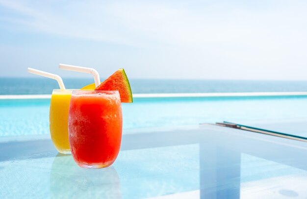 frullato di anguria e frullato di mango con piscina e spiaggia del mare