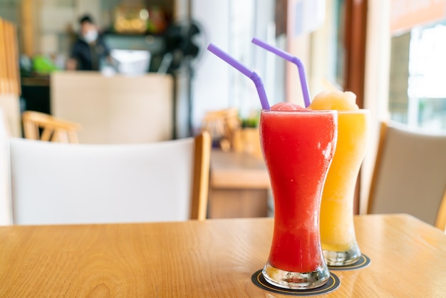 frullato di arancia e bicchiere di frullato di anguria nel ristorante caffetteria