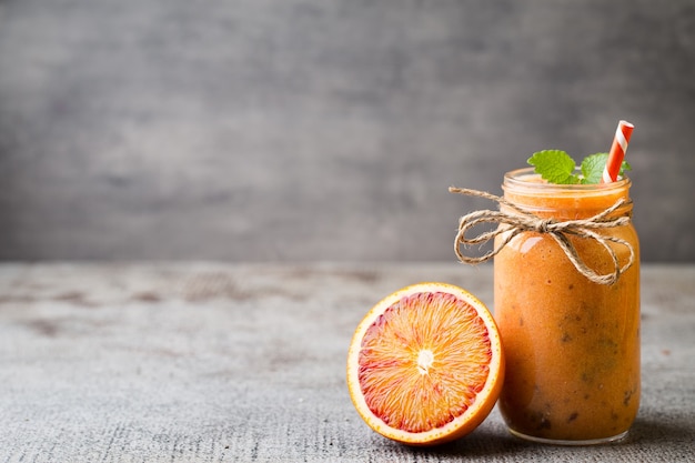 Frullato di arancia rossa con foglie di menta