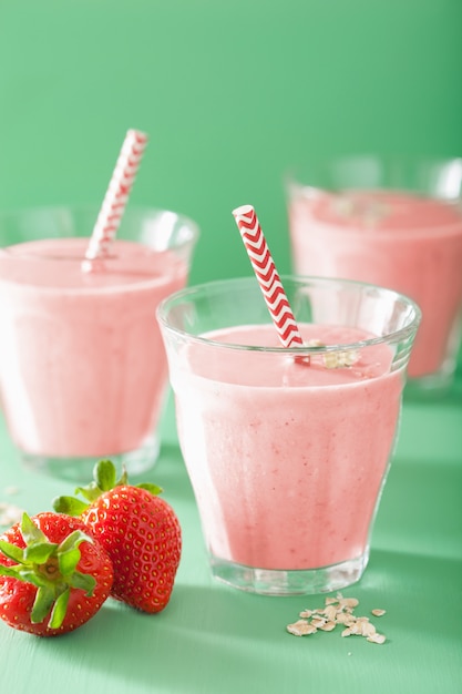 Frullato di avena fragola sano in vetro