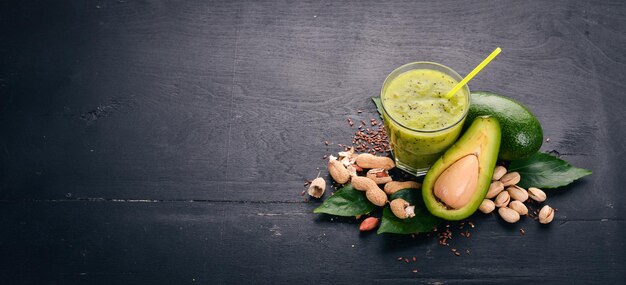 Frullato di avocado e semi di lino e noci su uno sfondo di legno Spazio libero per il testo Vista dall'alto