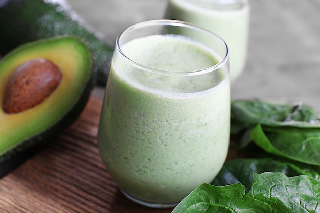 Frullato di avocado sul primo piano di legno del tagliere