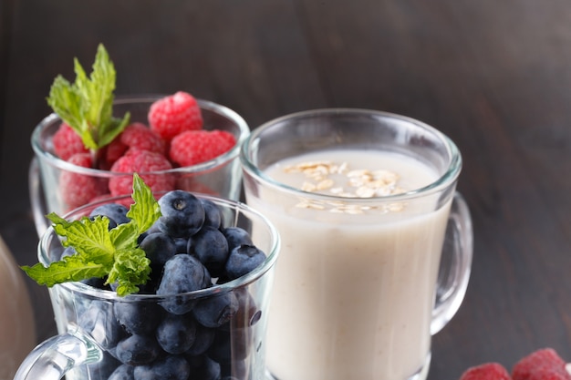 Frullato di bacche con farina d'avena in un bicchiere, concetto di dieta sana alimentazione