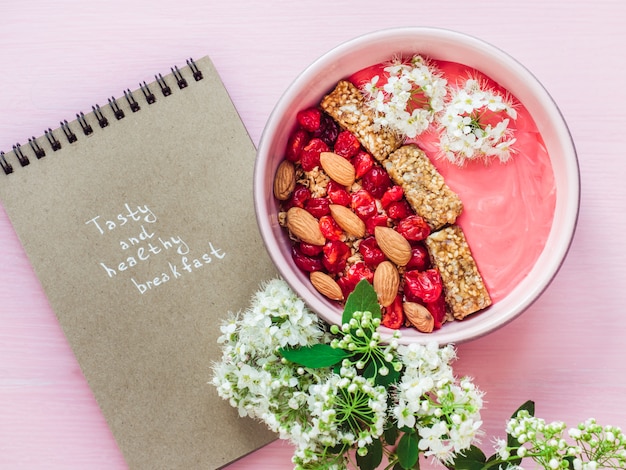 Frullato di bacche e muesli con noci