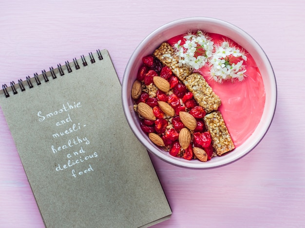 Frullato di bacche e muesli con noci