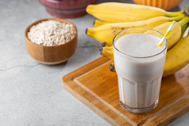 Frullato di banana con latte, banana e farina d'avena.