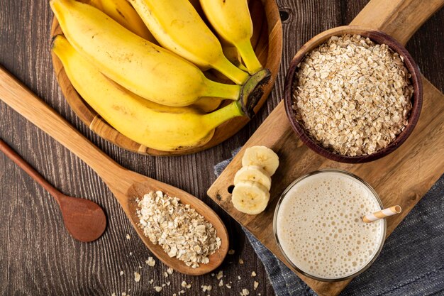 Frullato di banana con latte, banana e farina d'avena.