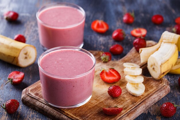 Frullato di banana e fragola. Cocktail party di bevande estive.