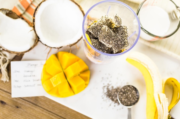 Frullato di banana e mango appena fatto con semi di chia.