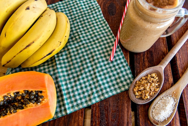 Frullato di banana e papaia con farina d'avena e muesli Frullato di sana colazione.