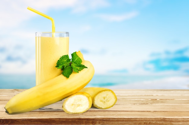 Frullato di banana fresca isolato su bianco