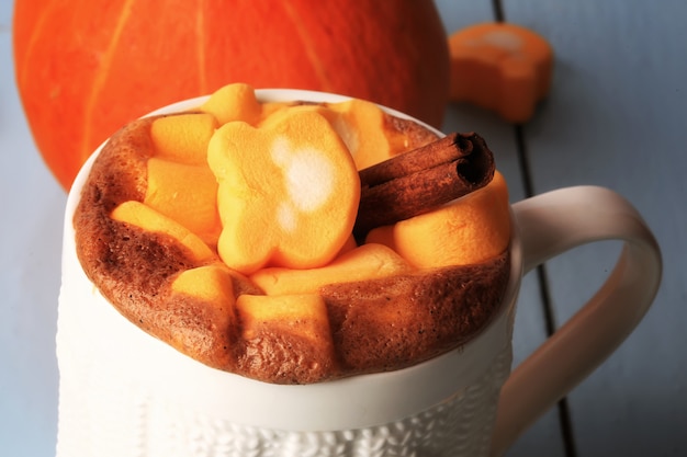 Frullato di caffè al latte speziato di zucca con bevanda calda autunno inverno marshmallow