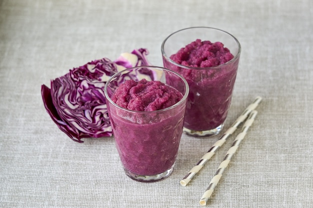 Frullato di cavolo rosso su uno sfondo grigio