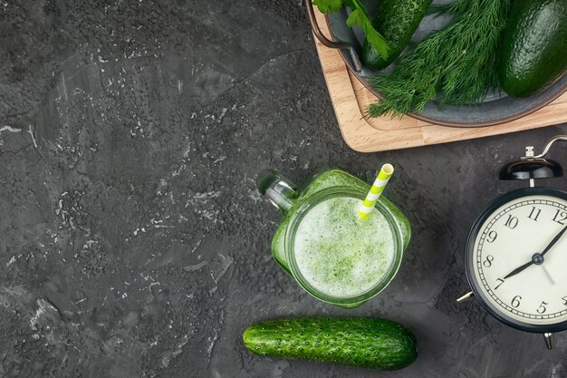 Frullato di cetriolo verde. Colazione salutare.