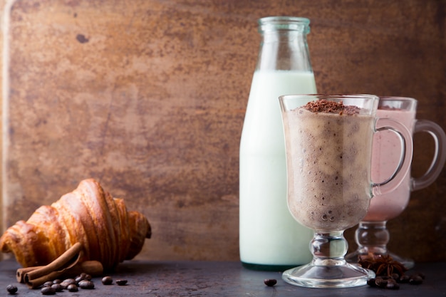 Frullato di cioccolato, banana, latte e fragola