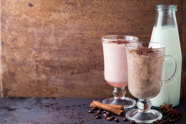 Frullato di cioccolato, banana, latte e fragola