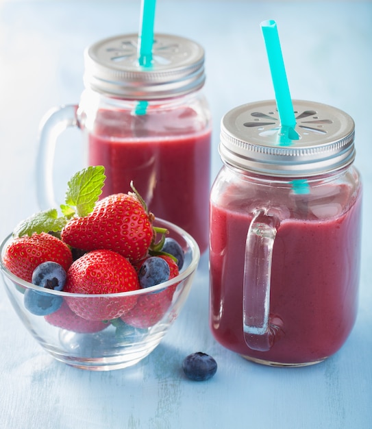 Frullato di fragola e mirtillo sano in barattoli di vetro