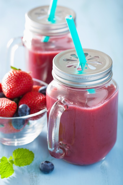 Frullato di fragola e mirtillo sano in barattoli di vetro