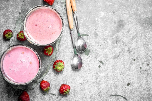 Frullato di fragole con scaglie di cocco. Su fondo rustico.