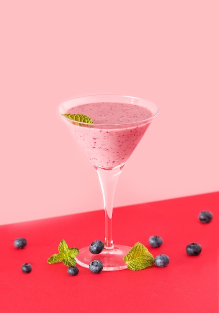 Frullato di fragole e mirtilli in un bicchiere da martini