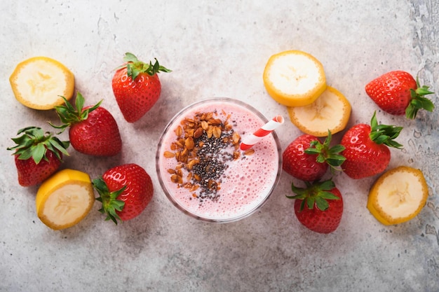 Frullato di fragole Frullato vegano o frullato di fragola banana e menta su sfondo bianco tavolo in legno Pulire mangiare dieta alcalina Vista dall'alto Mock up