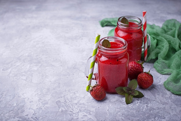 Frullato di fragole in barattoli di vetro. Messa a fuoco selettiva