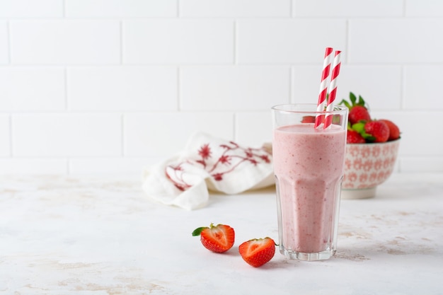 Frullato di fragole o frappè con frutti di bosco e farina d'avena in un barattolo di vetro