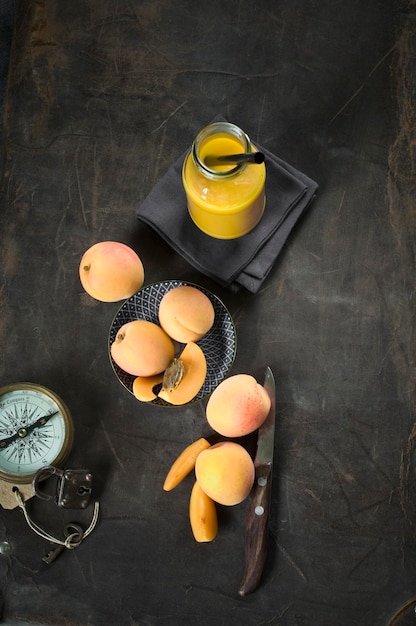 Frullato di frutta e ingredienti, mele, albicocche, mango e arancia