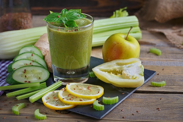 Frullato di frutta e verdura Prima colazione sana