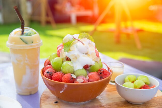 Frullato di frutta estiva e Bingsu fruttato e fruttato per un gusto sano e fresco