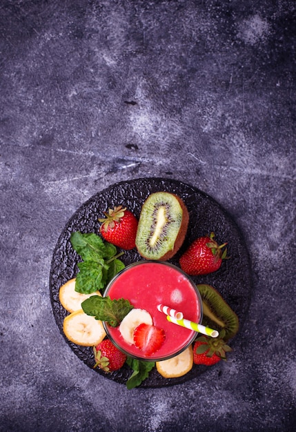 Frullato di frutta fresca con fragole, banana e kiwi